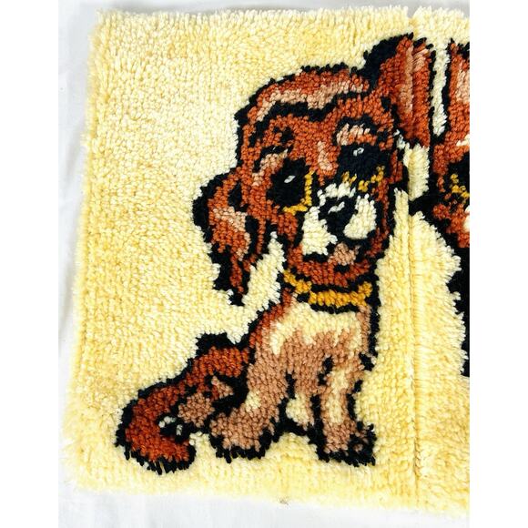 Vtg Completed Latch Hook Rug / Wall Hanging Dog Puppy Cat Kitten 26” x 19” - Picture 2 of 5
